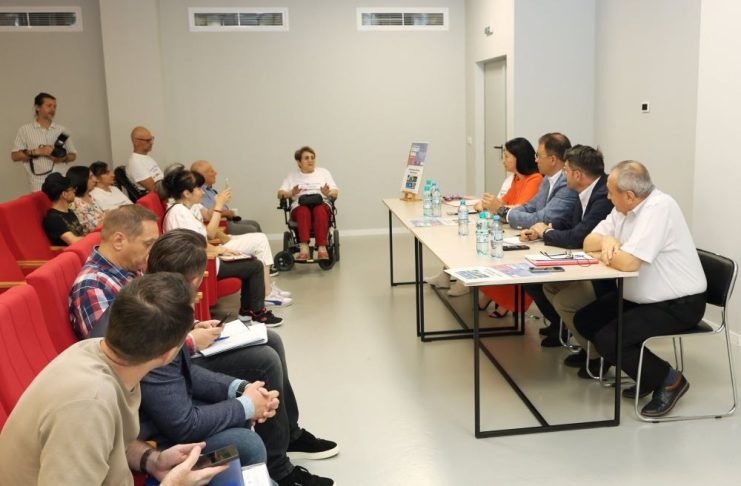 Locurile de parcare pentru persoanele cu dizabilități, în atenția autorităților locale / Amenzi mai mari pentru șoferii care-și lasă mașinile pe spațiile rezervate celor cu dizabilități