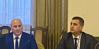 Deputatul PNL Dragoș Ciobotaru propune simplificarea procedurilor pentru construirea unor anexe gospodărești în mediul rural, precum terase acoperite, pergole, bucătării de vară, magazii sau grupuri sanitare. Amendamentul vizează construcțiile provizorii, demontabile, de până la 20 mp, realizate fără fundație, cu respectarea regulamentelor urbanistice și cu acordul autorității administrației publice locale