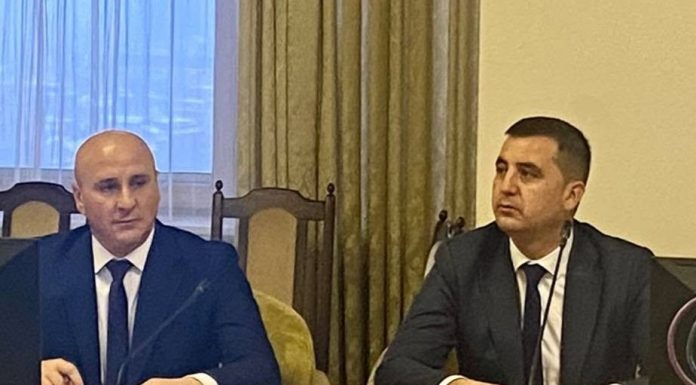Deputatul PNL Dragoș Ciobotaru propune simplificarea procedurilor pentru construirea unor anexe gospodărești în mediul rural, precum terase acoperite, pergole, bucătării de vară, magazii sau grupuri sanitare. Amendamentul vizează construcțiile provizorii, demontabile, de până la 20 mp, realizate fără fundație, cu respectarea regulamentelor urbanistice și cu acordul autorității administrației publice locale