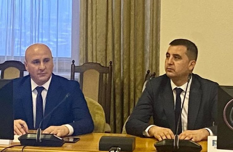 Deputatul PNL Dragoș Ciobotaru propune simplificarea procedurilor pentru construirea unor anexe gospodărești în mediul rural, precum terase acoperite, pergole, bucătării de vară, magazii sau grupuri sanitare. Amendamentul vizează construcțiile provizorii, demontabile, de până la 20 mp, realizate fără fundație, cu respectarea regulamentelor urbanistice și cu acordul autorității administrației publice locale