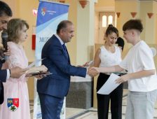 FOTO Excelența în educație, premiată în Vrancea: 41 de elevi din mediul rural, recompensați pentru performanțele obținute la Evaluarea Națională 3 elevi rural premii 3