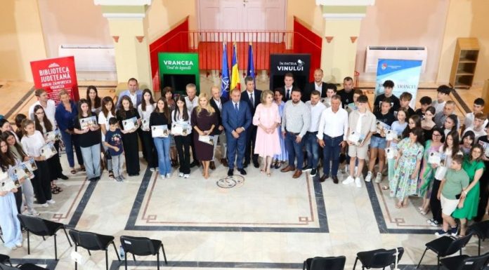 FOTO Excelența în educație, premiată în Vrancea: 41 de elevi din mediul rural, recompensați pentru performanțele obținute la Evaluarea Națională