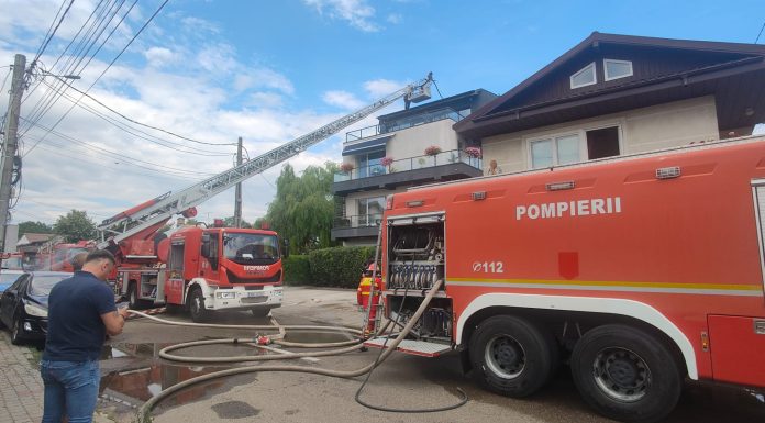 Incendiu în Focșani, la mansarda unui bloc