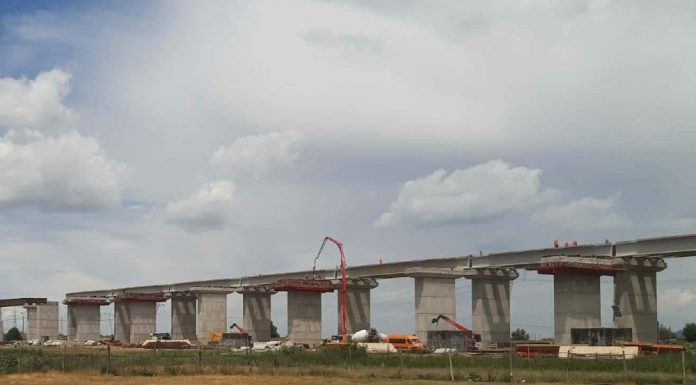 VIDEO Se lucrează intens la un pasaj de 1,2 km peste calea ferată, parte din Autostrada Moldovei