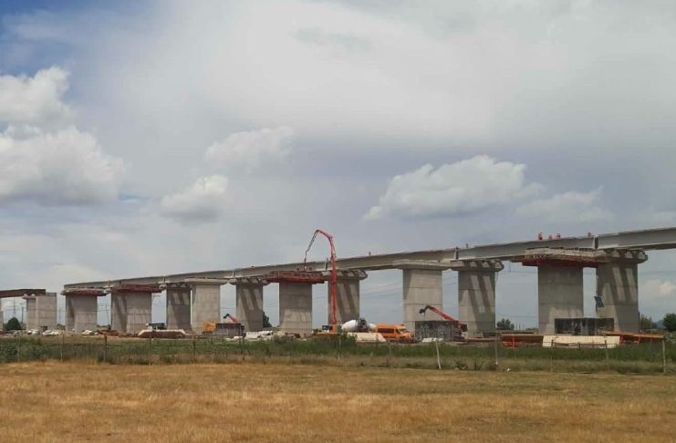 VIDEO Se lucrează intens la un pasaj de 1,2 km peste calea ferată, parte din Autostrada Moldovei
