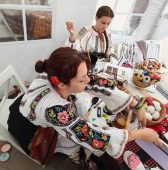 Eleve din Vrancea, premiate pentru promovarea meșteșugului încondeierii ouălor, la un festival internațional de folclor 2 mestesuguri 1