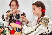 Eleve din Vrancea, premiate pentru promovarea meșteșugului încondeierii ouălor, la un festival internațional de folclor mestesuguri
