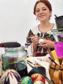 Eleve din Vrancea, premiate pentru promovarea meșteșugului încondeierii ouălor, la un festival internațional de folclor 1 mestesuguri 3
