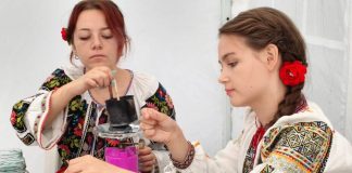 Eleve din Vrancea, premiate pentru promovarea meșteșugului încondeierii ouălor, la un festival internațional de folclor