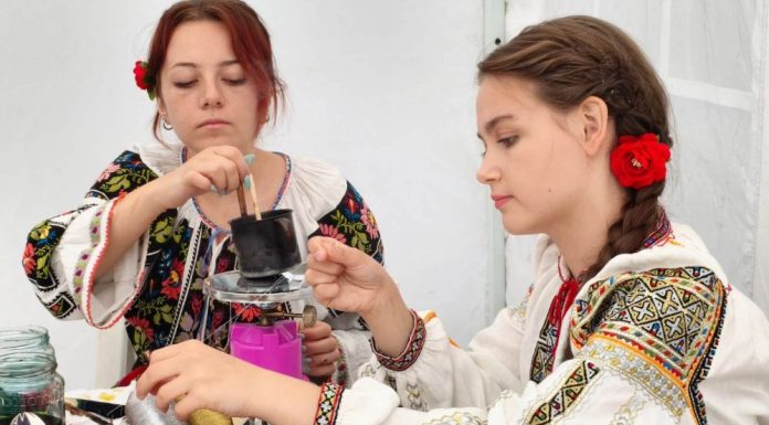 Eleve din Vrancea, premiate pentru promovarea meșteșugului încondeierii ouălor, la un festival internațional de folclor