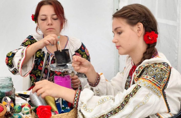 Eleve din Vrancea, premiate pentru promovarea meșteșugului încondeierii ouălor, la un festival internațional de folclor