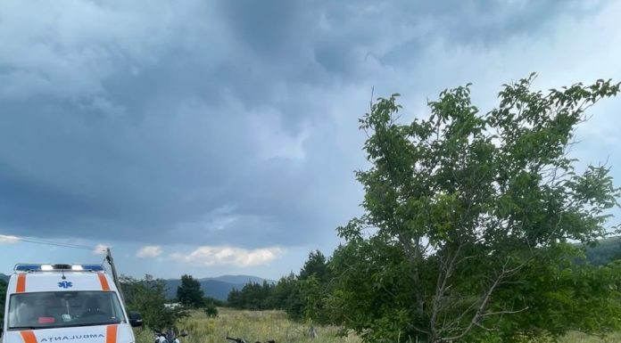 Tânăr pe motocicletă, rănit într-un accident la intrarea în Tulnici