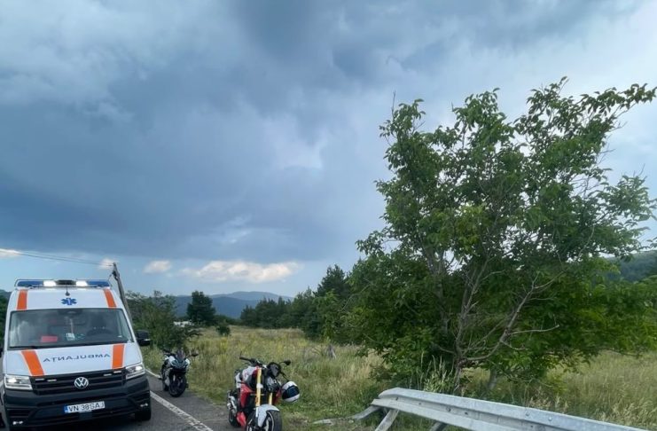 Tânăr pe motocicletă, rănit într-un accident la intrarea în Tulnici