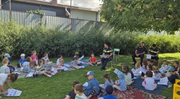FOTO Polițiștii de la Siguranță Școlară, din nou în mijlocul celor mici! Educație prin joc pentru o copilărie fără bullying