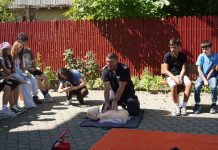 FOTO Pompierii vrânceni, alături de copiii din comuna Gura Caliței pompieri copii gura calitei 1
