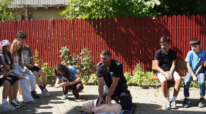 FOTO Pompierii vrânceni, alături de copiii din comuna Gura Caliței