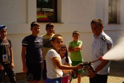 FOTO Pompierii vrânceni, alături de copiii din comuna Gura Caliței 3 pompieri copii gura calitei 2