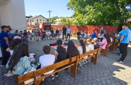 FOTO Pompierii vrânceni, alături de copiii din comuna Gura Caliței 1 pompieri copii gura calitei