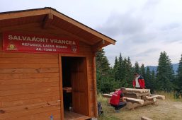 FOTO Lucrări de întreținere a traseelor turistice efectuate de Salvamont Vrancea 3 salvamont vrancea 4