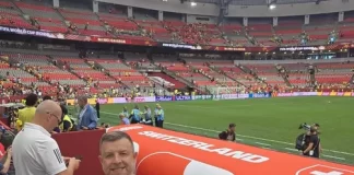 FOTO-VIDEO Un vrâncean stabilit în Canada, la Mondialul de fotbal: a mers pe mai multe stadioane și a luat autografe de la șeful FIFA, căruia i-a cerut ceva special