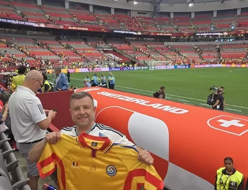 FOTO-VIDEO Un vrâncean stabilit în Canada, la Mondialul de fotbal: a mers pe mai multe stadioane și a luat autografe de la șeful FIFA, căruia i-a cerut ceva special
