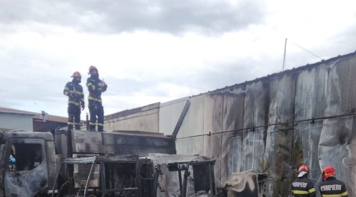 ISU Vrancea a anunțat cauza probabilă a incendiului care a mistuit mai multe utilaje la Salubrizare și Servicii Publice