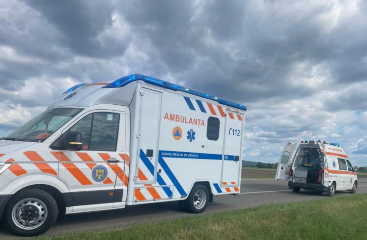 Două persoane electrocutate, transportate la spital
