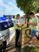 FOTO Acțiune preventivă în Focșani adresată conducătorilor de biciclete, trotinete electrice, mopede și motociclete 3 WhatsApp Image 2026 08 12 at 11.20.33 1
