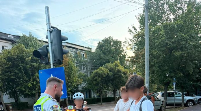 FOTO Acțiune preventivă în Focșani adresată conducătorilor de biciclete, trotinete electrice, mopede și motociclete