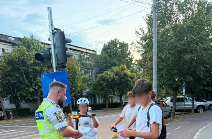 FOTO Acțiune preventivă în Focșani adresată conducătorilor de biciclete, trotinete electrice, mopede și motociclete