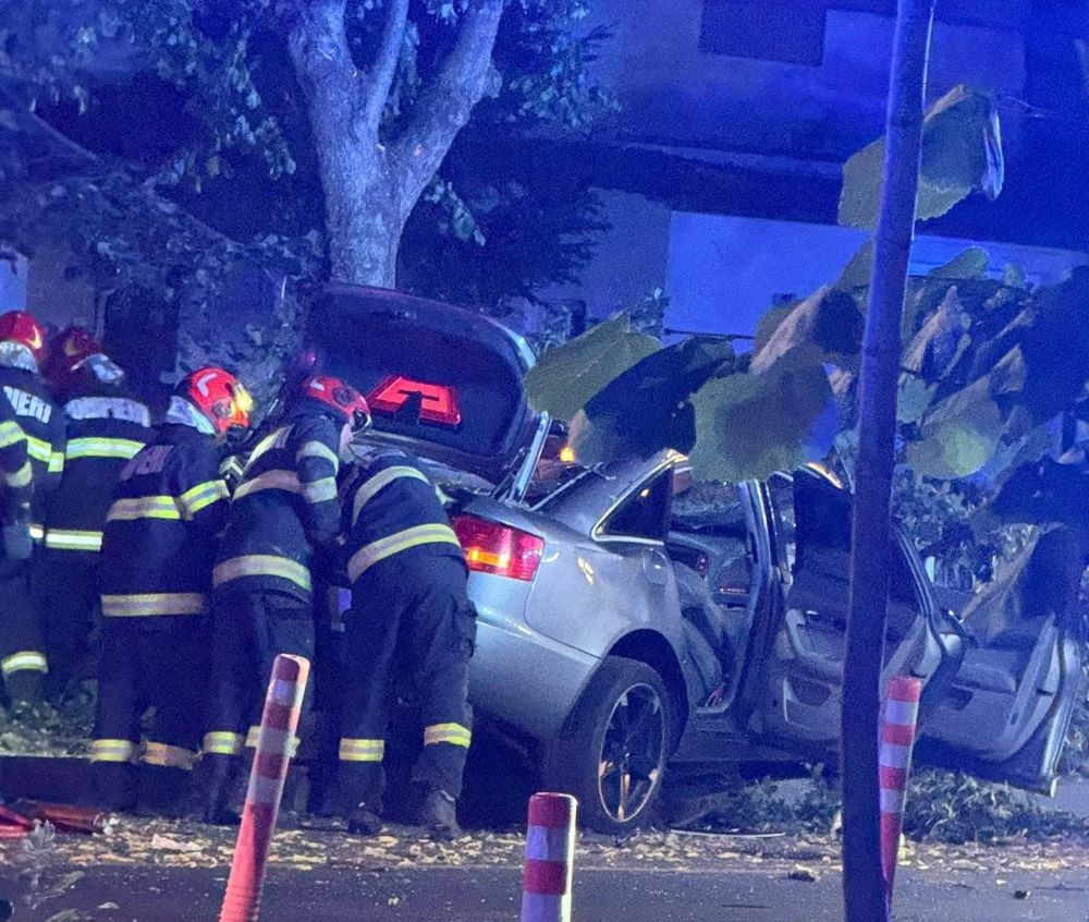 FOTO Accident, azi noapte, în Focșani: o mașină s-a oprit într-un copac 4 accident 1