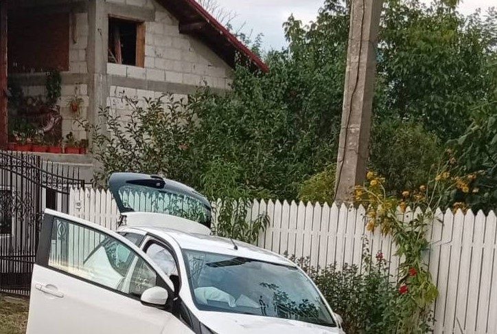 Patru persoane rănite după ciocnirea a două mașini, la Jariștea