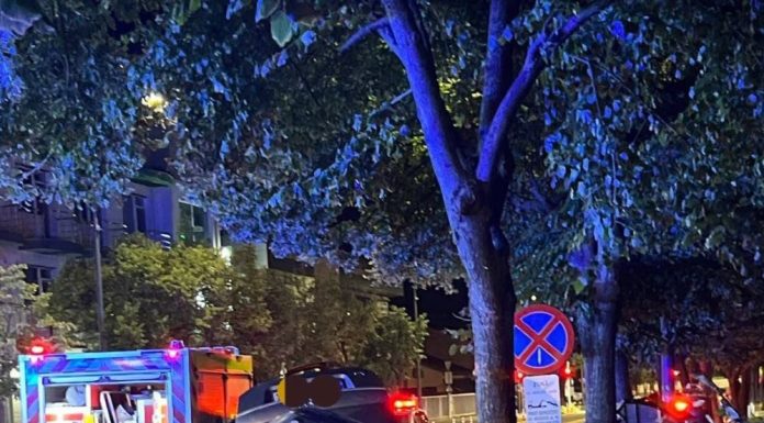 FOTO Accident, azi noapte, în Focșani: o mașină s-a oprit într-un copac