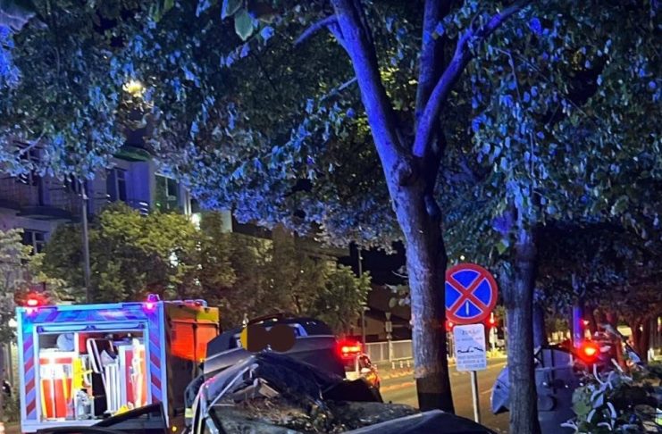 FOTO Accident, azi noapte, în Focșani: o mașină s-a oprit într-un copac