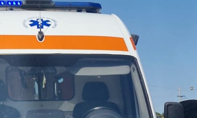 Un bărbat s-a răsturnat cu mașina și a ajuns la spital