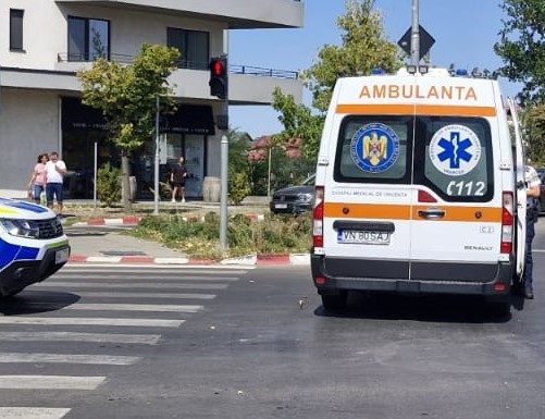 Două femei, accidentate în urma unei coliziuni pe strada Cuza Vodă din Focșani