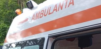 Bărbat pe triciclu, rănit după ce s-a ciocnit de o mașină
