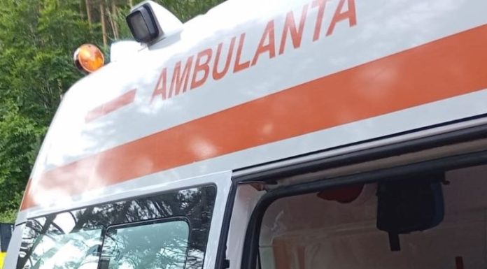 Bărbat pe triciclu, rănit după ce s-a ciocnit de o mașină