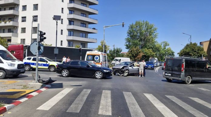 Două femei, accidentate în urma unei coliziuni pe strada Cuza Vodă din Focșani