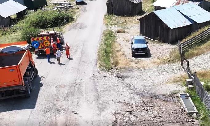 Ample lucrări pe DN 2R, în județul Vrancea. Se intervine pentru refacerea unui drum degradat și redarea lui comunității