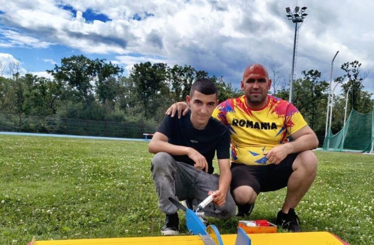 Un tânăr pasionat de aeromodelism din Suceava și-a găsit a doua familie în Vrancea