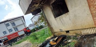 FOTO Incendiu la un apartament din Odobești, pornit de la o priză defectă