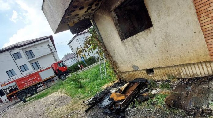 FOTO Incendiu la un apartament din Odobești, pornit de la o priză defectă