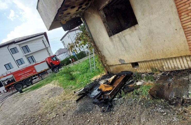 FOTO Incendiu la un apartament din Odobești, pornit de la o priză defectă