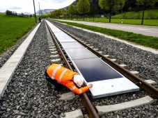 Panourile fotovoltaice și criza energetică / Falsurile care invadează mediul online versus ce fac alții / Un comentariu de specialitate 1 panouri cale ferata