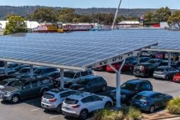 Panourile fotovoltaice și criza energetică / Falsurile care invadează mediul online versus ce fac alții / Un comentariu de specialitate 2 panouri parcare
