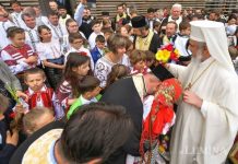 Duminica migranților români / Patriarhul Daniel: În biserică, românii din străinătate se simt ca acasă patriarh copii