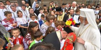 Duminica migranților români / Patriarhul Daniel: În biserică, românii din străinătate se simt ca acasă