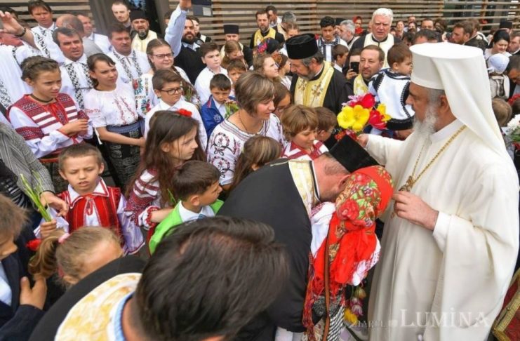 Duminica migranților români / Patriarhul Daniel: În biserică, românii din străinătate se simt ca acasă
