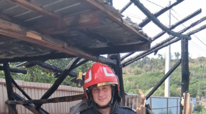 Pompierul lunii iulie – un tânăr pompier din Adjud, care a salvat mai mulți cățeluși dintr-un incendiu